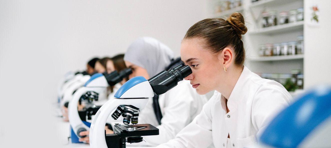 Univerzitet SSST ponovo otvara svoja vrata ambicioznim studentima koji žele vrhunsko obrazovanje, međunarodno priznate diplome i priliku za stipendiju!
Naredni prijemni ispit za akademsku 2025/2026. godinu bit će održan 23. maja – ne propusti priliku da postaneš dio prestižne akademske zajednice.