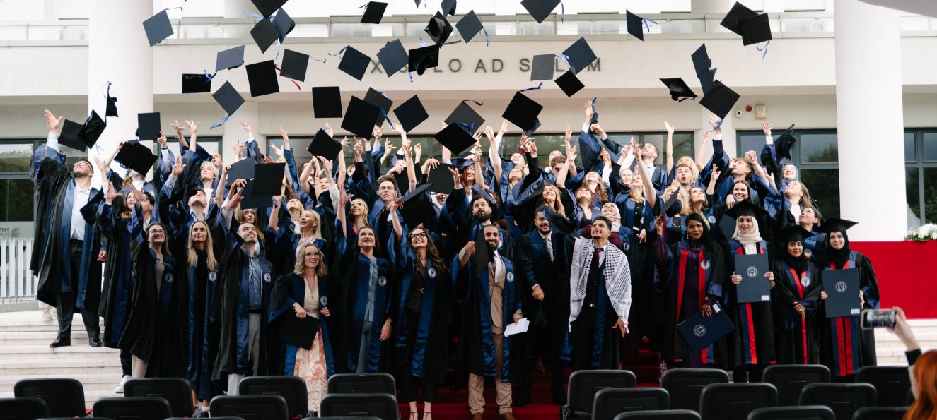 Sarajevo School of Science and Technology (SSST) University ceremoniously marked the achievements of its undergraduate, master’s, and doctoral graduates of the Class of 2025.
This year, SSST proudly bid farewell to its 18th generation of young leaders in the fields of Computer Science, Game Development, Economics, Political Science and International Relations, Medicine, Dentistry, and Pharmacy.