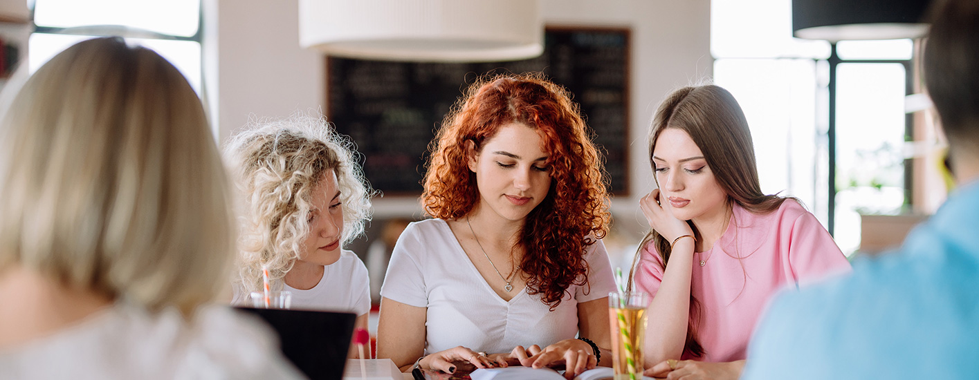 <h2>Doživite ljepotu jezika!</h2>
<p>Odsjek za strane jezike nudi sljedeće programe: <strong>Bachelor of Arts</strong> u Engleskom jeziku i primijenjenim studijama, te <strong>Bachelor of Arts</strong> u Njemačkom jeziku i književnosti. Svaki program predstavlja jedinstvenu kombinaciju teorije jezika i prakse, književnosti, metoda poučavanja i prevođenja.</p>