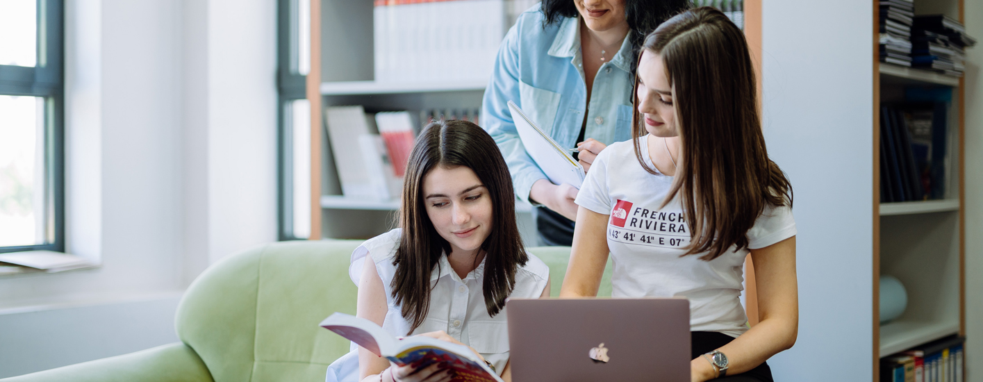 <h3><strong>Pripremamo studente za savremena radna okruženja pružajući im kvalitetno praktično znanje.</strong></h3>
<p>Kompjuterske nauke su jedna od rijetkih akademskih disciplina koja duboko prožima gotovo svaki segment našeg društva.</p>
<p>Spoj fundamentalne nauke i procjene njenog trenutnog utjecaja na društvo čini kompjuterske nauke jedinstvenim smjerom. Teško je pronaći drugo područje koje je toliko isprepleteno s ostalim naukama, koje ih tako značajno oblikuje i transformiše naš svijet nevjerovatnom brzinom.</p>