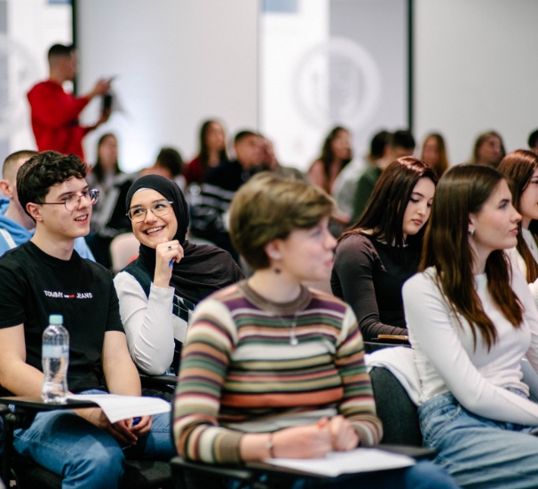 Univerzitet SSST, u ravni sa vodećim svjetskim univerzitetima i konferencijskim centrima, nudi najmodernije konferencijske prostore dostupne u regiji.